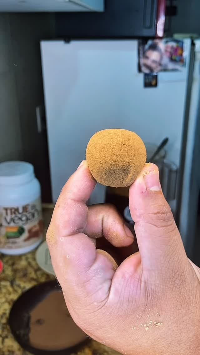 Bombom de Tâmaras com Amendoim e Proteína Vegana (Sabor Caramelo)