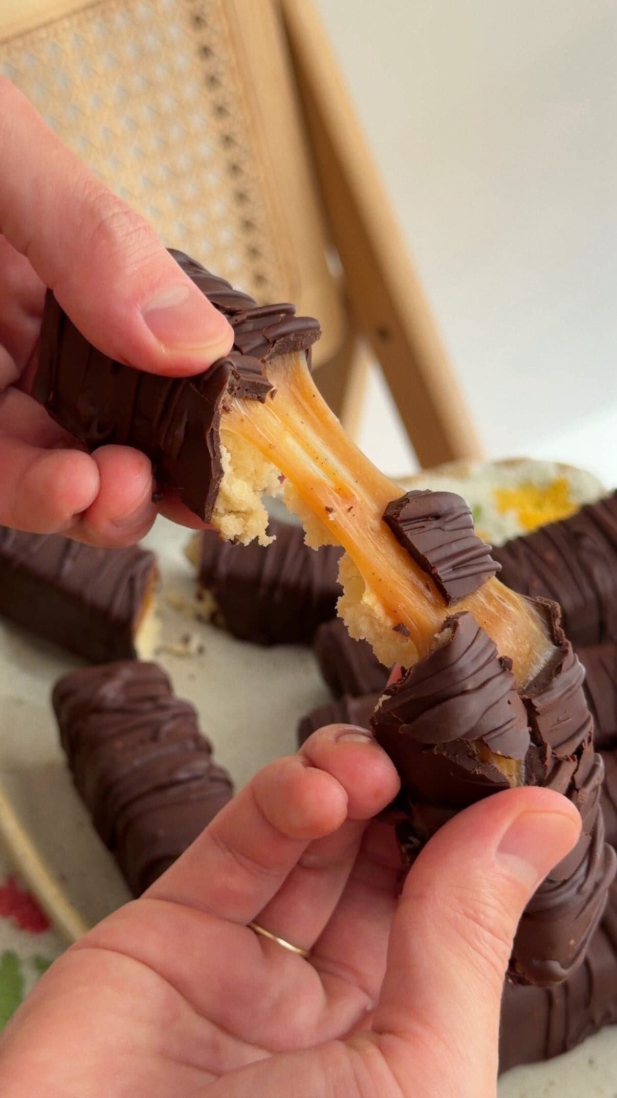 COMO EU FIZ TWIX EM CASA 🍫 E ESSA VERSÃO É UM TWIX SEM LEITE, SEM LACTOSE E VEGANO (!!!)