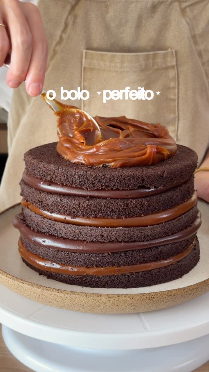 BOLO DE BRIGADEIRO, DOCE DE LEITE E CACAU PRETO 🎂