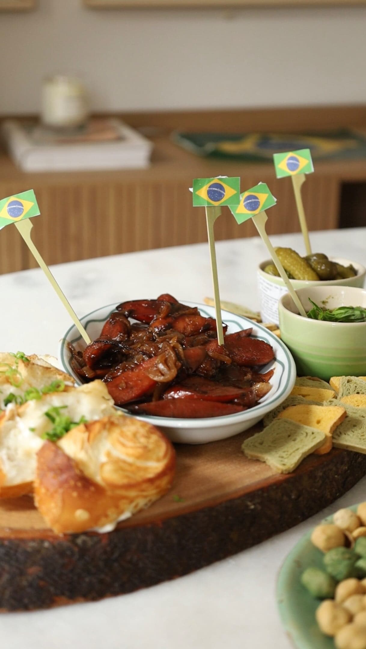 Linguiça acebolada na cerveja preta