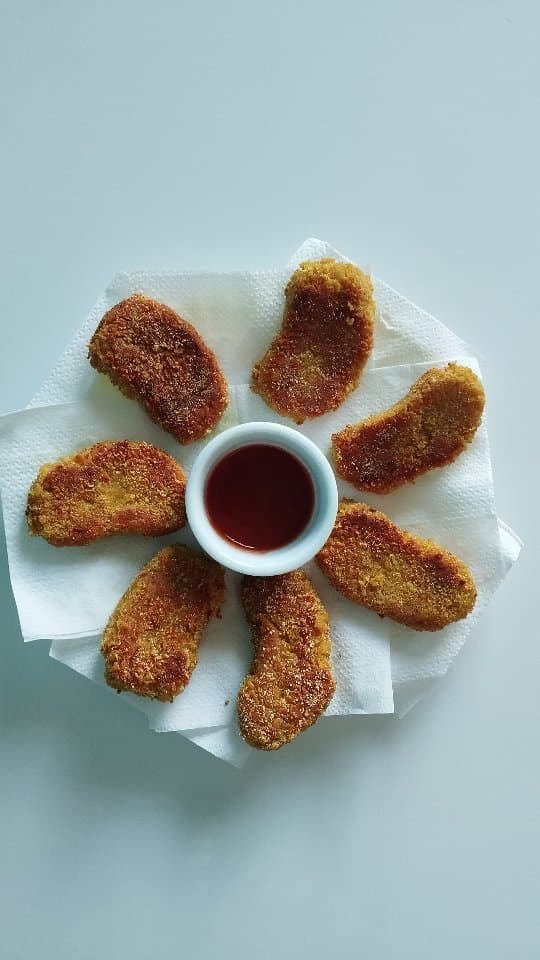 💡 Dica: é opcional, mas fica incrível dar uma empanadinha no fubá. Nem precisa passar em uma mistura líquida, só no fubá