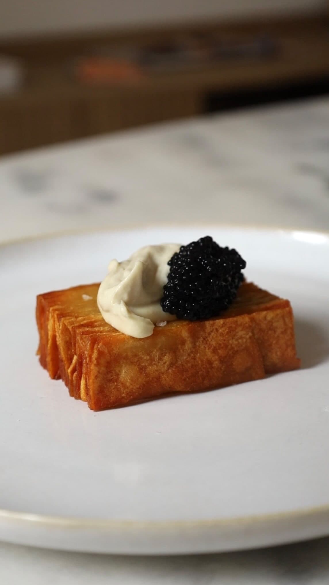 Mil folhas de batata com caviar e sour cream