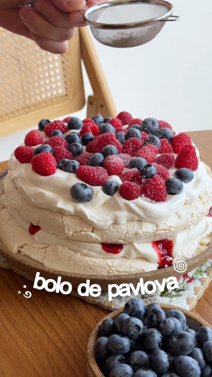 BOLO DE PAVLOVA 🎂 camadas bem levinhas e aeradas de pavlova com chantilly e MUITA fruta (!!!) tudo SEM LEITE, SEM LACTOS