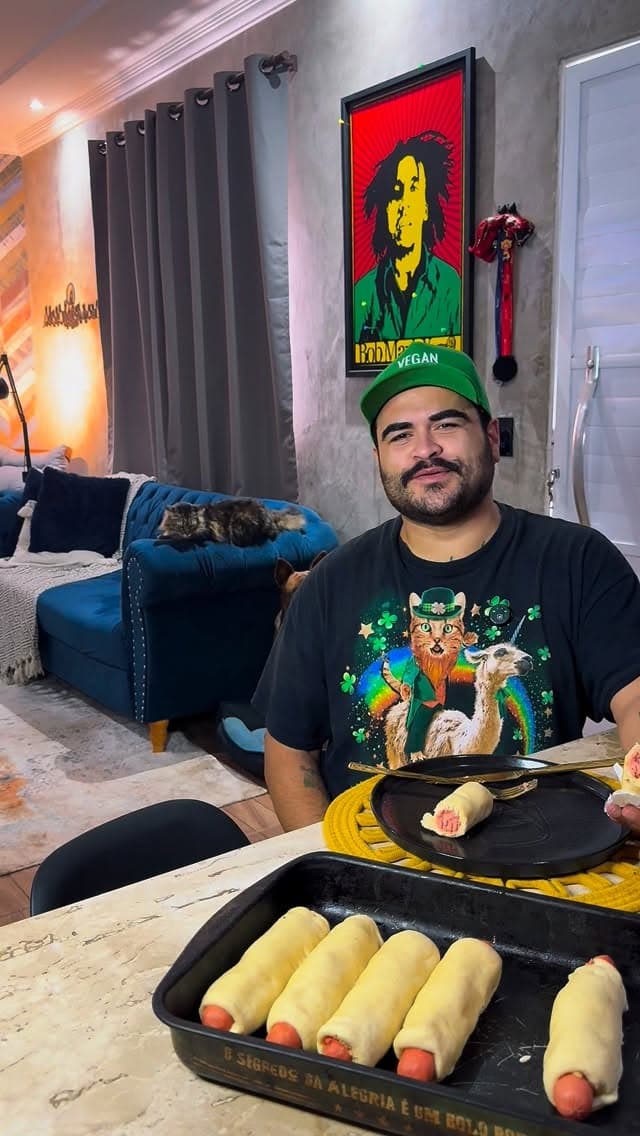 Enroladinho de Salsicha Vegano Assado com Creme de Caju