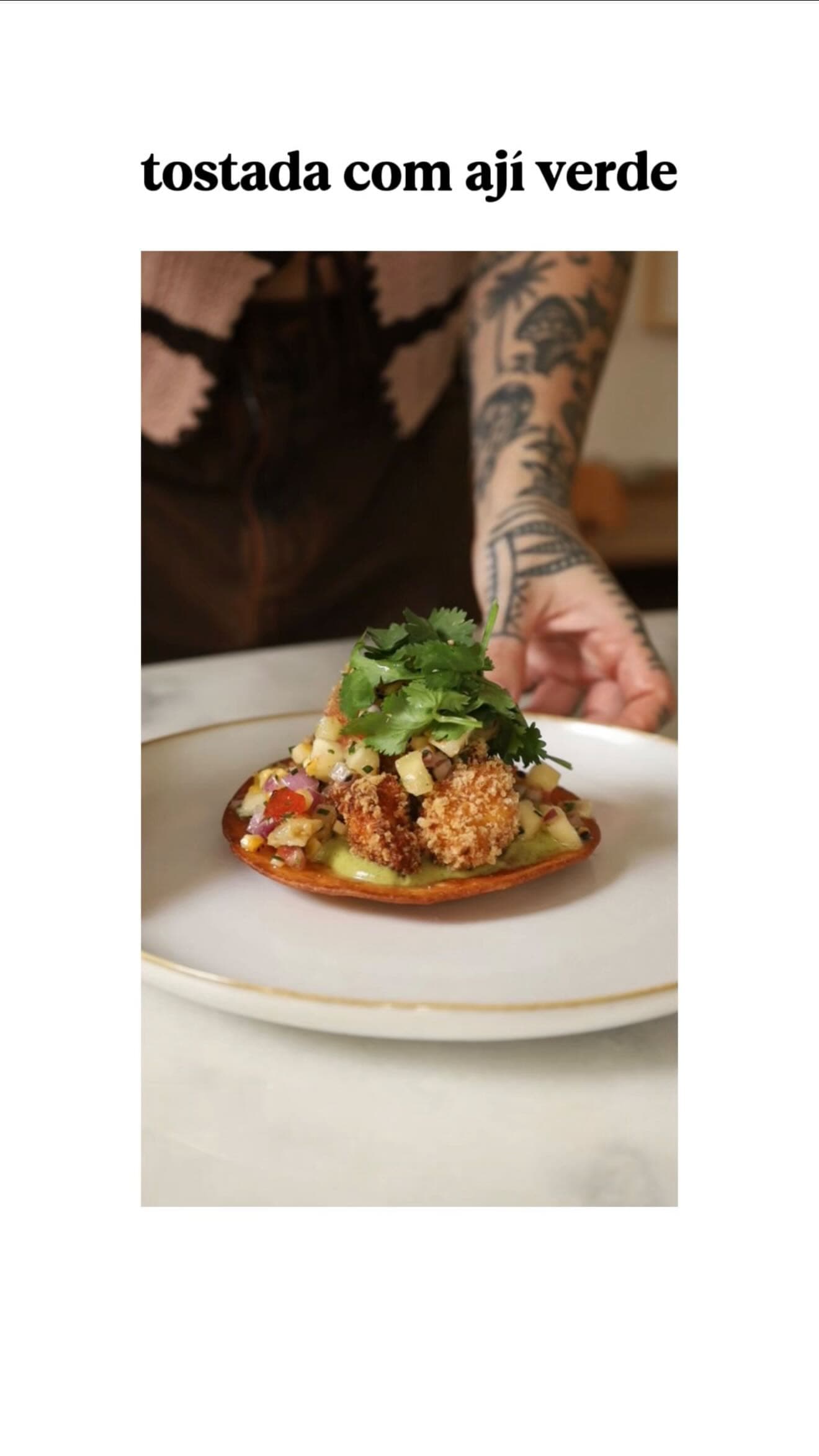 Tostada de tofu com ají verde e pico de gallo de abacaxi